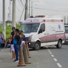 Una ambulancia llega a la prisión de Guayaquil luego de los actos de violencia que dejaron reclusos muertos en varias prisiones de Ecuador.