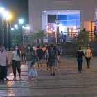 Puerto Santa Ana llama a caminantes y atrae por sus locales diversos.