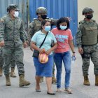 Familiares de los reclusos esperan ayer información sobre sus seres queridos frente al Centro de Privación de Libertad Zonal 8, una de las cuatro cárceles ecuatorianas donde este martes se produjeron motines, en Guayaquil.