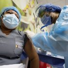 Personal del hospital Guayaquil ya fue vacunado con las dosis de Pfizer.