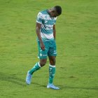 Félix Torres salió de la cancha visiblemente afectado por lo ocurrido.