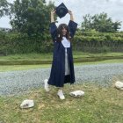 Camila Morocho fue la más original de sus compañeros, lució flores en su pelo y zapatos de caucho