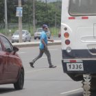 Vehículos pesados. Los peatones a diario intentan cruzar zigzagueando los vehículos livianos y pesados que circulan por la vía a Daule. Por la arteria circulan buses, camiones y hasta tráileres