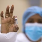 Una enfermera muestra una dosis de la vacuna Sinovac contra la covid-19, durante una jornada de experiencia piloto para inmunizar a 80 maestros, en Santo Domingo.