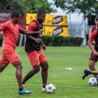 Byron Castillo (d), lateral de Barcelona, se alista para arrancar de titular ante Técnico, mientras Gabriel Cortez irá al banquillo.