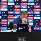 Ronald Koeman, entrenador del FC. Barcelona, detiene su sangrado con un panuelo.