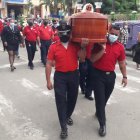 Los compañeros del Coronel Ayala, lo cargaron por varias calles de Santa Lucía.