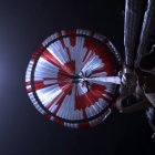 Despliegue de los paracaídas de la sonda Perseverance, durante su descenso el 18 de febrero de 2021 en Marte.