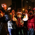 Simpatizantes del candidato presidencial Yaku Pérez protestando a los exteriores del Consejo Nacional Electoral, hoy en Quito (Ecuador).