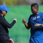 El DT de Querétaro (i), siente a Valencia como un aliado en el equipo, pues su presencia inspira experiencia al resto de sus compañeros.