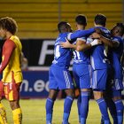 El volante Sebastián Rodríguez (c) marcó el primer gol de Emelec en la victoria como visitante sobre Aucas.