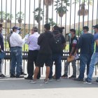 Hace casi un año, familiares esperaban por horas noticias de sus fallecidos en el Parque de la Paz.