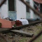 A inicios de abril, los ataúdes eran dejados en los exteriores de los domicilios ante el colapso del sistema funerario.