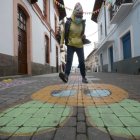Tradiciones. En las calles del barrio San Blas se pintaron frases típicas y juegos tradicionales para recuperar el espacio público de la capital.