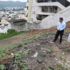 Problema. En la calle Olmos hay un terreno baldío que preocupa a los residentes, pues es utilizado como botadero de basura y escombros.