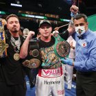 Campeón. Saúl ‘Canelo’ Álvarez estuvo acompañado en la premiación por J Balvin (i).