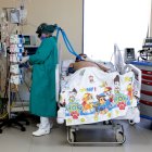 En Quito, las UCI de los hospitales públicos y privados permanecen llenas.