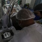 Médicos observan una imagen de rayos x de un paciente con coronavirus en la UTI del hospital de Campaña de Riocentro, en la zona oeste de Río de Janeiro.