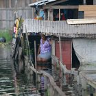 Una mujer en su vivienda en la ciudad de Manacapuru, Brasil, inundada por las aguas del río Solimoes en el estado brasileño de Amazonas.