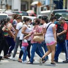 Personas caminan en una calle de la ciudad de Guayaquil (Ecuador).