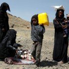 Yemeníes desplazados llevan sus raciones de alimentos proporcionadas por Mona Relief Yemen antes de una conferencia internacional de donantes sobre Yemen.
