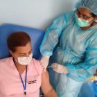 Doctoras y enfermeras de Galápagos fueron vacunadas a finales de la semana pasada.