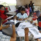 En Guayaquil, las clases seguirán desde casa, den medio de la angustia de cientos de niños que buscan las formas de ganar el año.