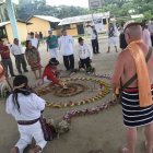 Ceremonias. Los sabios realizaron un ritual con frutas y flores como parte de la ceremonia ancestral