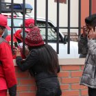 Un bombero habla con una mujer que espera información tras el accidente en el que murieron varios estudiantes hoy, en El Alto (Bolivia).