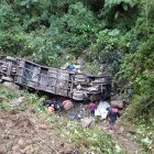 Al menos 20 personas fallecieron este martes al caer un ómnibus de transporte público por un barranco en una carretera de la región boliviana de Cochabamba, en el centro del país.