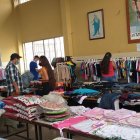 El mercado de pulgas es la única actividad permanente presencial que mantiene la fundación para obtener fondos..
