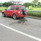 Tratar de evadir un bache en una curva es un riesgo, puede ocurrir un accidente de tránsito.