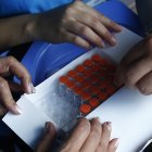 Miembros de la Secretaría de Salud de Medellín entregan dosis de la vacuna de Sinovac contra la covid-19 en un hogar geriátrico.