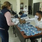 La Universidad de Guayaquil entrega credenciales de identificación a docentes, estudiantes y trabajadores.