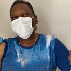 Pelé mientras recibe la primera dosis de la vacuna contra el covid.