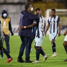 Santiago Escobar felicita a sus jugadores tras la clasificación a la segunda ronda de la Copa Libertdores