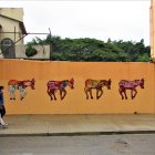 scenario. Estas figuras amanecieron en los exteriores de la institución, en el espacio de los parqueaderos.