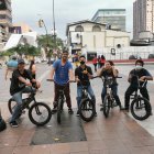 Un grupo de ciclistas, en el centro de Guayaquil, en días recientes.