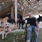 Gustavo Rodríguez en el galpón del santuario