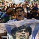Los seguidores de Diego Maradona esperan que se despejen las dudas de su muerte.