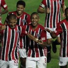 Rojas (i) recibió el cariño de sus compañeros al anotar el 0-4 final.