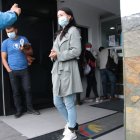 Medida. Linda Guamán, asesora de Salud, recibió su grillete electrónico.