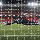 Mason Mount anota el único gol del partido. Alisson trata de llegar al balón pero es imposible.