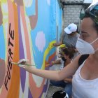 Arte. Un grupo de mujeres elaboran uno de los murales por el Día de la Mujer.