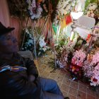 amiliares y amigos se reúnen en el velorio de Limber Lucana, de 19 años, una de las victimas del fatal accidente del martes 2 de marzo en la Universidad Pública de El Alto (UPEA), hoy en El Alto (Bolivia).