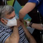 El chileno Roberto Araya, de 63 años, recibe una dosis de la vacuna del laboratorio chino Sinovac, el 2 de marzo de 2021, en un centro de vacunación en Santiago (Chile).