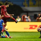 El brasileño Oscar (izquierda) es uno de los jugadores con el contrato más alto en China.