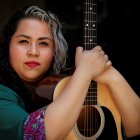 La cantante y compositora mexicana Vivir Quintana posa para Efe durante una entrevista el 1 de marzo de 2021, en Ciudad de México
