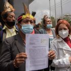 Un grupo de indígenas Kichwa, durante una concentración para reclamar justicia por el derrame de crudo de hace más de diez meses en los ríos Napo y Coca, en los exteriores del Consejo de la Judicatura, en Quito.