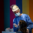 Una enfermera realiza una prueba de covid-19 a una mujer, en Buenos Aires (Argentina).